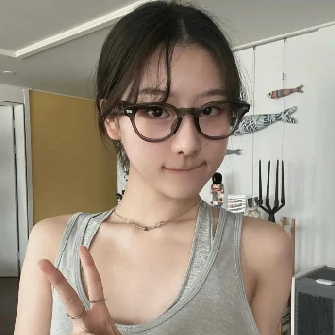 泳池里的女人